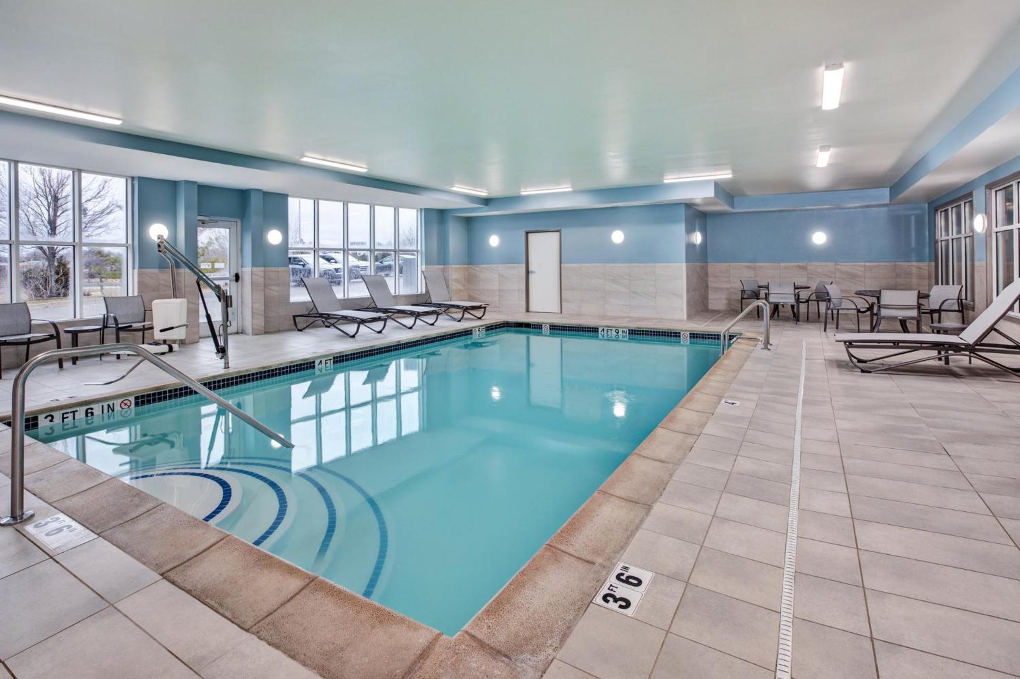 Holiday Inn Express Hotel & Suites Auburn Hills By Ihg Exterior foto