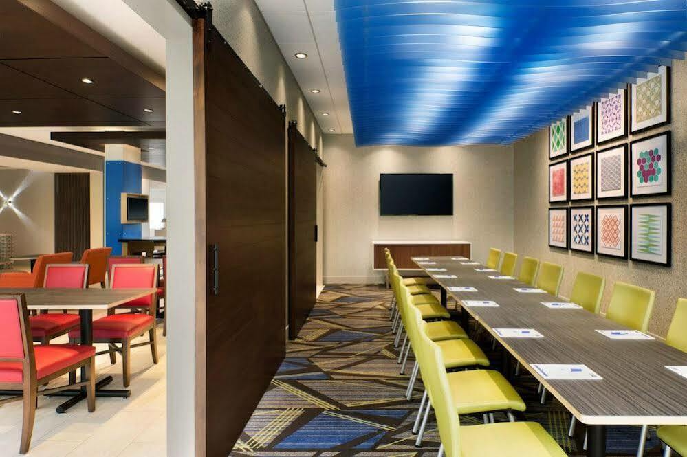 Holiday Inn Express Hotel & Suites Auburn Hills By Ihg Exterior foto